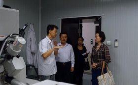 代表团参观实验室